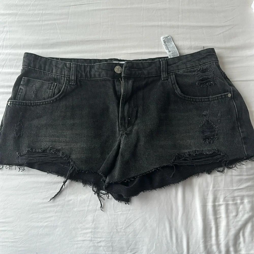 LOW RISE RIPPED DENIM SHORTS - Picture 3 of 7
